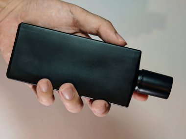 Bu kaliteli cam şişe, temiz ve modern bir estetik sunan, yansıtıcı olmayan kaliteli siyah bir kaplama içeriyor. Dikdörtgen gövde eşleşen katı silindirik bir kapak ile, pürüzsüz, tek renkli bir siluet oluşturur..