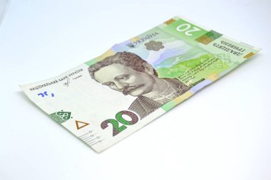 20 Ukrayna hrivniası banknotları küçük gruplar halinde yatar ya da beyazın üzerine izole edilmiş paketler halinde. Kopyalama alanı olan bir model. İş ve para değişimi kavramı