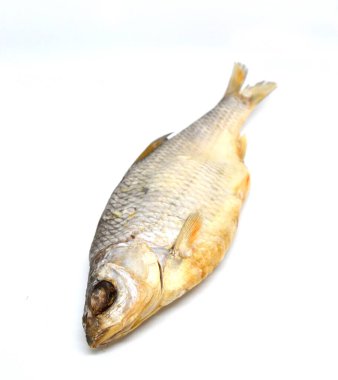 Beyaz arka planda salamura ve hava kurutulmuş böcek balığı yığını.