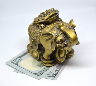 Beyaz arka planda bronz fil heykeli. Sembol zenginliği