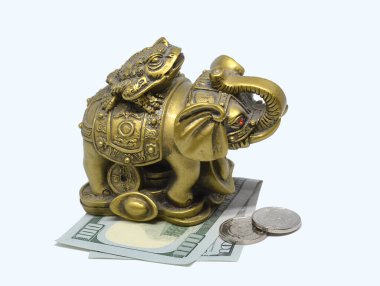 Beyaz arka planda bronz fil heykeli. Sembol zenginliği