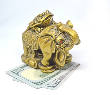 Beyaz arka planda bronz fil heykeli. Sembol zenginliği