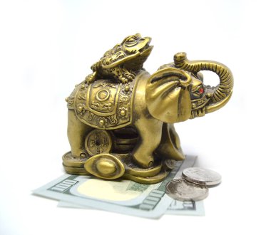 Beyaz arka planda bronz fil heykeli. Sembol zenginliği