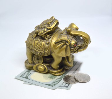 Beyaz arka planda bronz fil heykeli. Sembol zenginliği