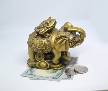 Beyaz arka planda bronz fil heykeli. Sembol zenginliği