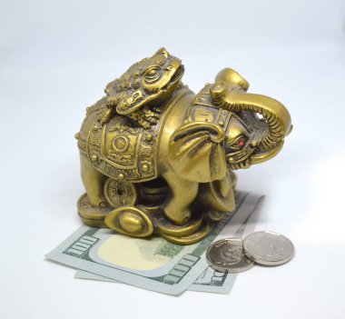 Beyaz arka planda bronz fil heykeli. Sembol zenginliği