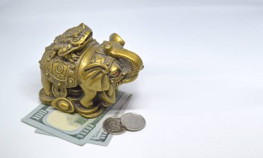 Beyaz arka planda bronz fil heykeli. Sembol zenginliği