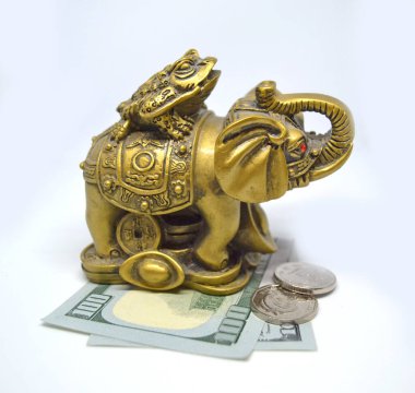 Beyaz arka planda bronz fil heykeli. Sembol zenginliği