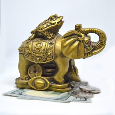 Beyaz arka planda bronz fil heykeli. Sembol zenginliği