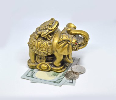 Beyaz arka planda bronz fil heykeli. Sembol zenginliği