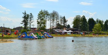 Svityaz Gölü 'ndeki yaz plajı