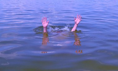 Suda boğulan bir adamın yardıma ihtiyacı var..