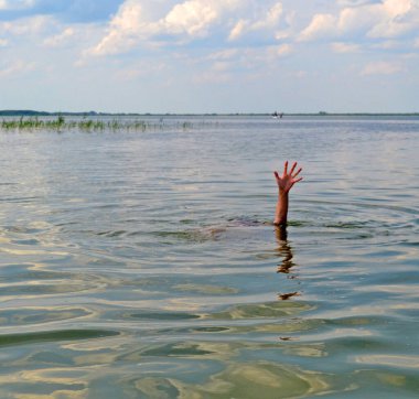 Suda boğulan bir adamın yardıma ihtiyacı var..