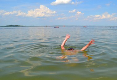 Suda boğulan bir adamın yardıma ihtiyacı var..