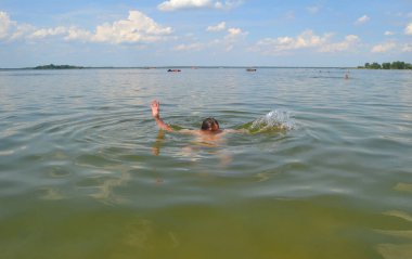 Suda boğulan bir adamın yardıma ihtiyacı var..