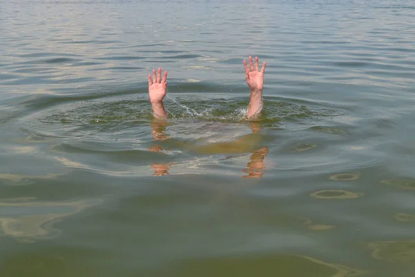 Mani Uomo Annegato Sopra Acqua Che Bisogno Aiuto — Foto Stock