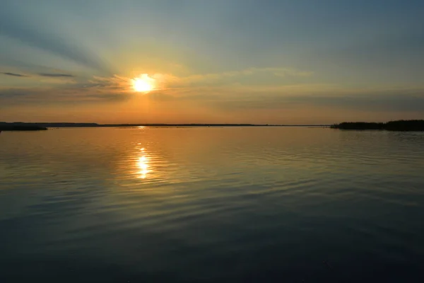 Lutande Lykta Vid Strand Med Uppgående Sol — Stockfoto