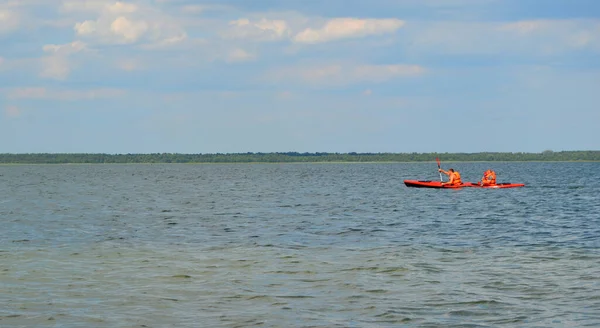 Deux Hommes Nagent Kayak Dans Mer — Photo