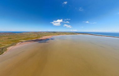 Limuzin adasındaki alkali tuz gölü, plaj ve yeşil manzaranın havadan görünüşü