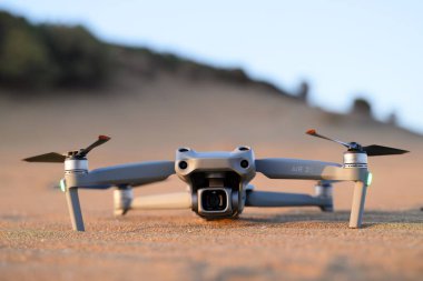 Modern Dji Air 2 'nin kumlu yüzeydeki İHA' sı hava çekimine hazır.