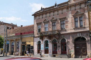 Romanya transilvania cluj napoca insanlarının Transilvanya, Romanya 'daki tarihi Avrupa binalarının yanından geçerek seyahat etmeleri