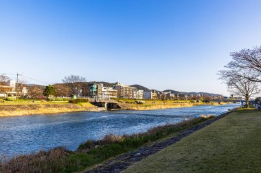 Kyoto 'daki Kamo Nehri' nin bahar manzarası.
