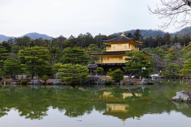 Kyoto ilindeki Kinkakuji Tapınağı Manzarası