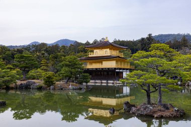 Kyoto ilindeki Kinkakuji Tapınağı Manzarası