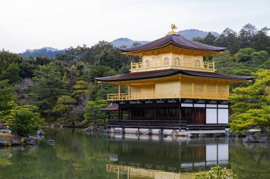 Kyoto ilindeki Kinkakuji Tapınağı Manzarası