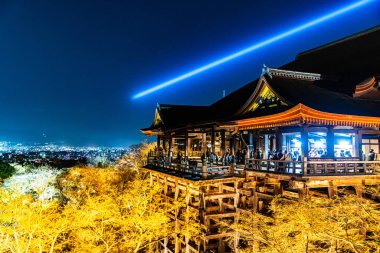 Kiyomizu-dera Tapınağı ilkbaharda aydınlandı