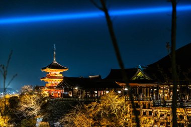 Kiyomizu-dera Tapınağı ilkbaharda aydınlandı