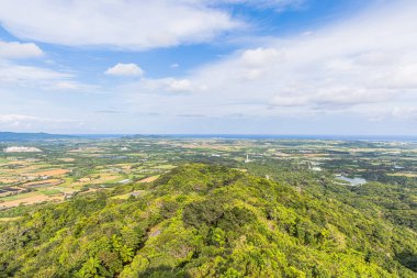 Okinawa, Ishigaki Adası 'ndaki Banna Park' taki gözlem güvertesinden muhteşem bir manzara.