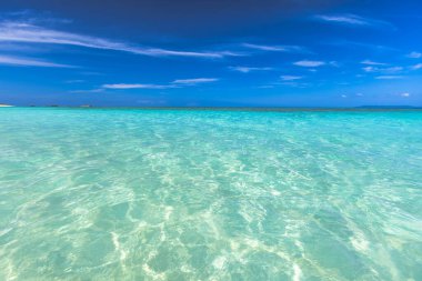 Hateruma Adası, Okinawa: Mavi gökyüzü ve Nishihama Sahili manzarası