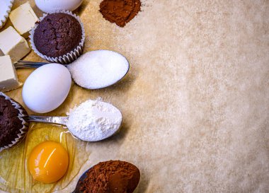 Çamaşır Arkaplanındaki Rustik Kek İçindekiler, Çikolata unu Şekerli Kek Çizgileri ve Fırınlanmış Mini Kekler