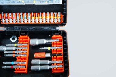 Organize kırmızı bidon tutucuları, metal tornavida parçaları, mini Ratchet ve Diy için adaptörleri olan küçük bir çanta.