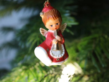 Süslü bir Noel ağacında asılı duran, melekli tahta bir yıldız. Yüksek kalite fotoğraf