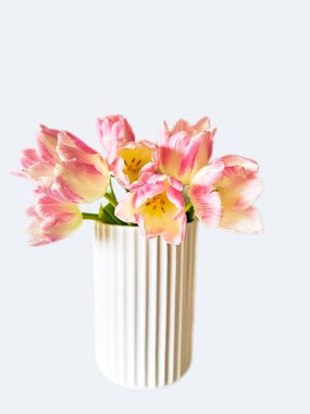 Parlak Pembe Lale Buketi Kapanışı, Güçlü Yüksek Anahtarlı Işıklandırma, Çerçeveden Kırpılmış Vazo Renkli Karşıtlık,