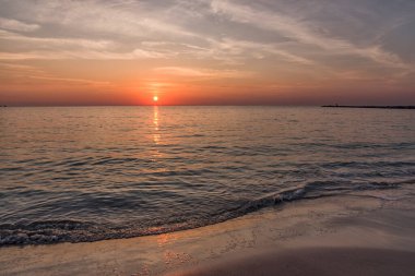 Denizde gün batımının renkleri ve yansımaları