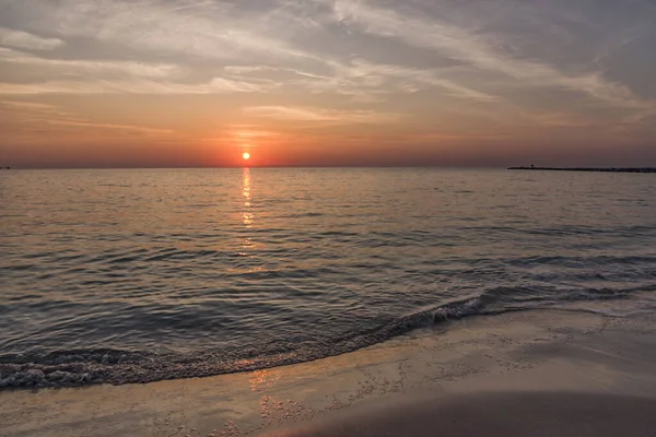 Denizde gün batımının renkleri ve yansımaları