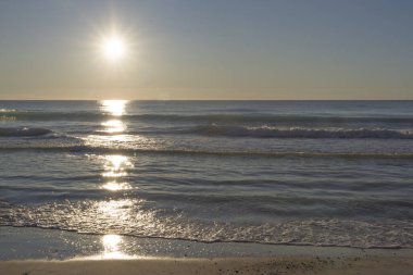 Denizde gün batımının renkleri ve yansımaları