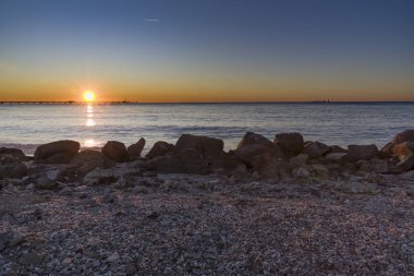 Denizde gün batımının renkleri ve yansımaları