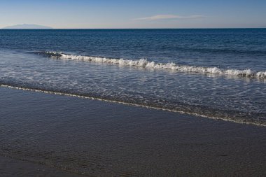 Güzel güneşli bir günde mavi deniz