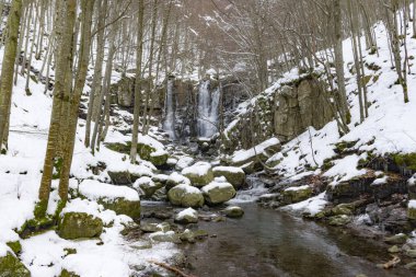 Apeninlerdeki son Dardagna şelalesi karla kaplıydı.