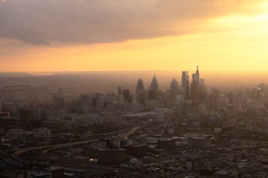 Gün batımında Philadelphia, Pennsylvania havası.