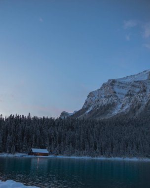 Mevsimin ilk karı sırasında Louise Gölü 'nde gün doğumu