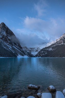 Mevsimin ilk karı sırasında Louise Gölü 'nde gün doğumu