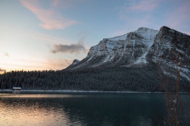 Mevsimin ilk karı sırasında Louise Gölü 'nde gün doğumu