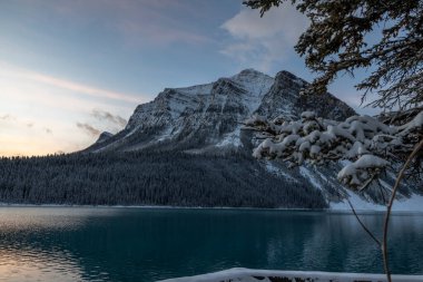 Mevsimin ilk karı sırasında Louise Gölü 'nde gün doğumu