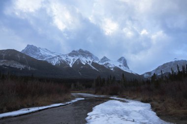 Canmore, Alberta, Kanada yakınlarındaki manzaralar