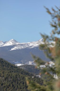 Colorado dağlarının karlı manzarası
